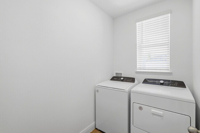 Building Photo - 205 Links Ter Blvd