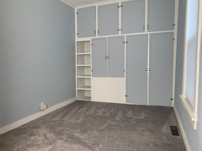 Building Photo - 704 Otter Ave