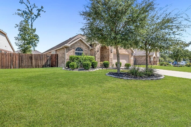 Building Photo - Welcome home to this beautifully maintaine...