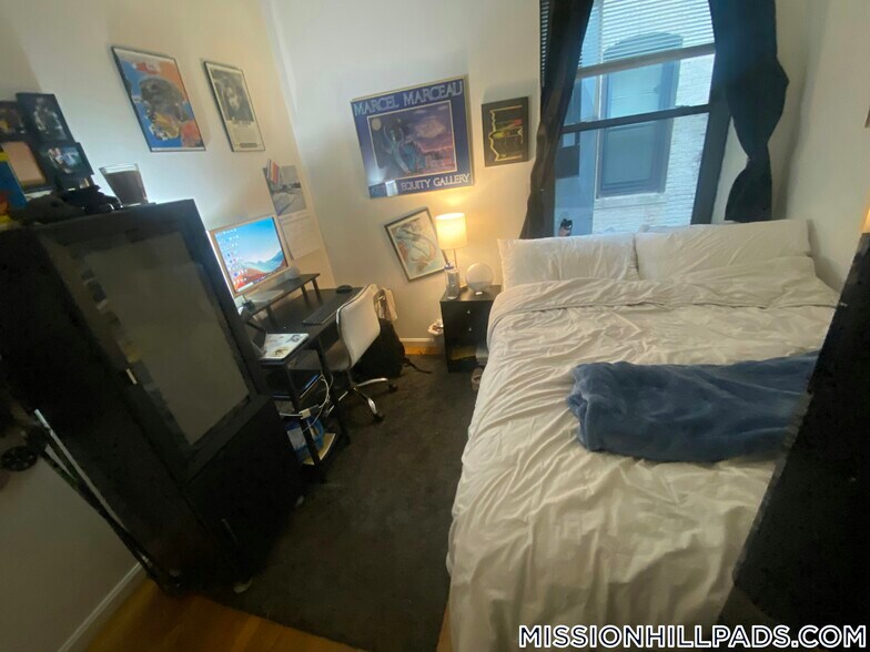 Building Photo - 715 Parker St