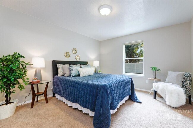 Building Photo - Beautiful, 3 Bed 2 Bath Home Featuring a 3 Car Garage with EV Charging Station!!