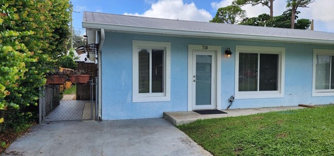 Building Photo - 728 SW 36th Terrace