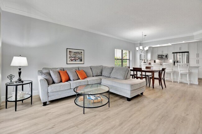 Building Photo - 400 Uno Lago Dr
