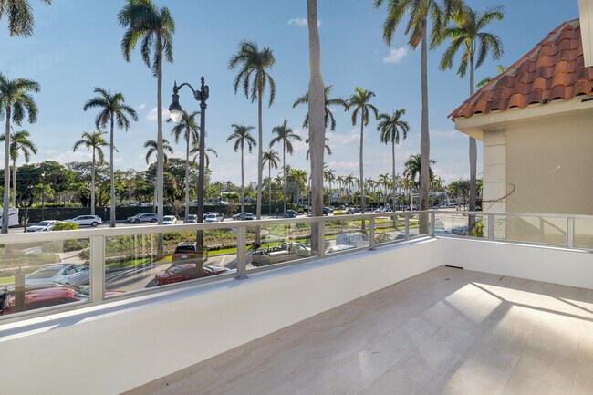 Building Photo - 261 Royal Poinciana Way