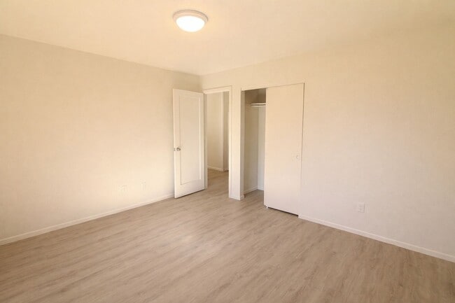 Building Photo - Recently Renovated, Single-Level 2-Bedroom Apartment with Small Fenced Yard.