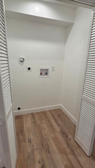 Building Photo - 805 W Glenoaks Blvd