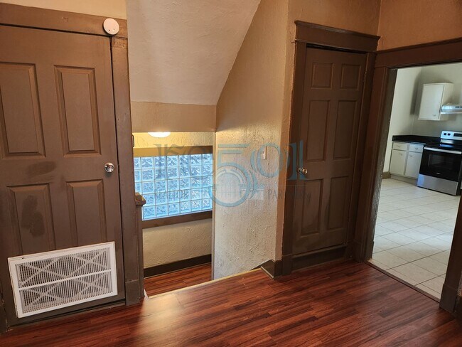 Building Photo - Historical 3 Bedroom 1 Bathroom!