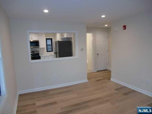 Building Photo - 482 Broad Ave