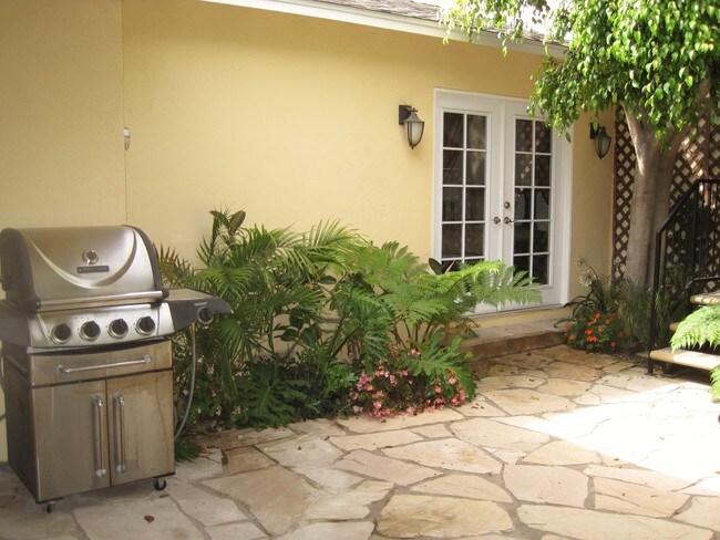 Building Photo - 700 N Irena Ave