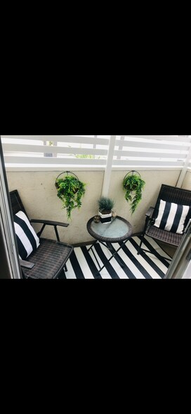 Balcony - 960 Larrabee St