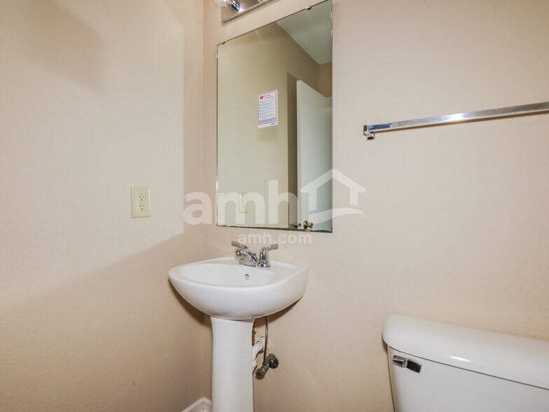 Building Photo - 13912 Meadow Lake Dr