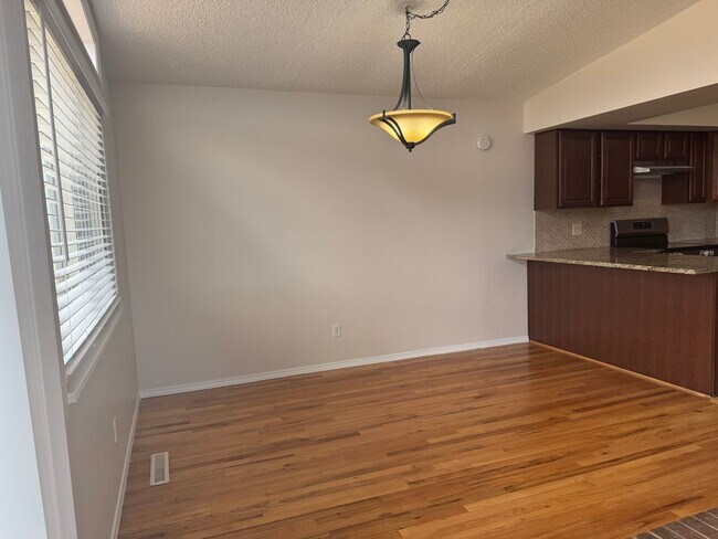 Building Photo - 5 bedroom, 3 bath, 2 car on acreage near t...