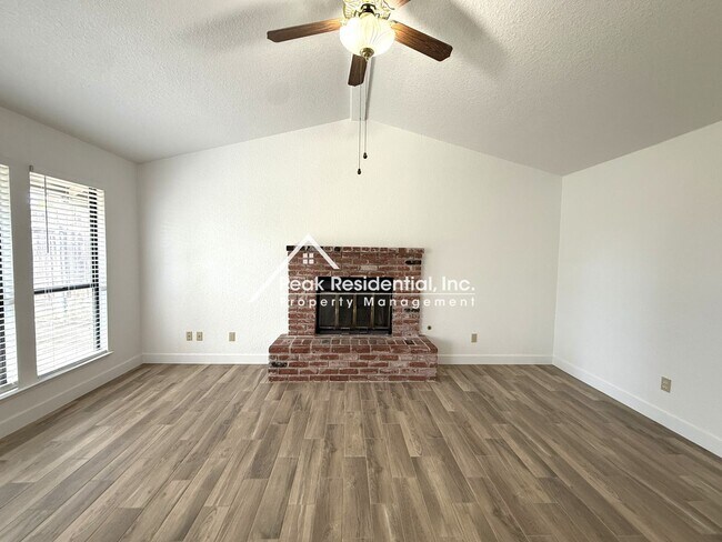 Building Photo - Wonderful Orangevale 4bd/2ba Home with 2 Car Garage!