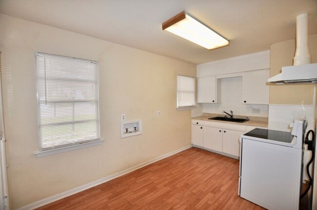 Building Photo - FOR LEASE! Cute 3 BR - 1 BA Frame Home wit...