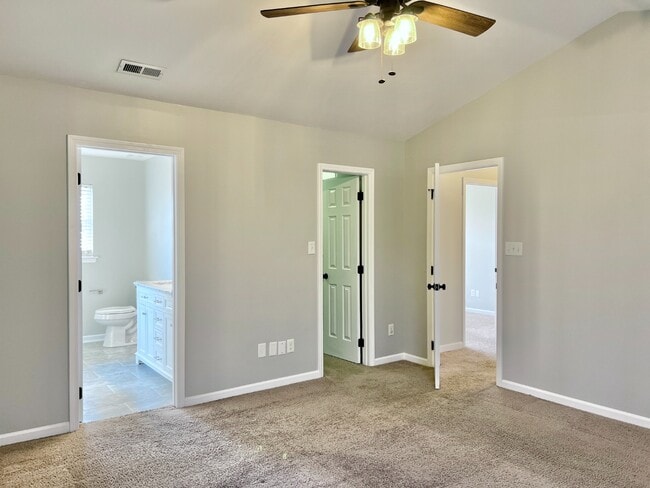 Building Photo - UPDATED, 4 Bedrooms!