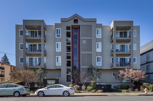 Building Photo - 540 Elm St