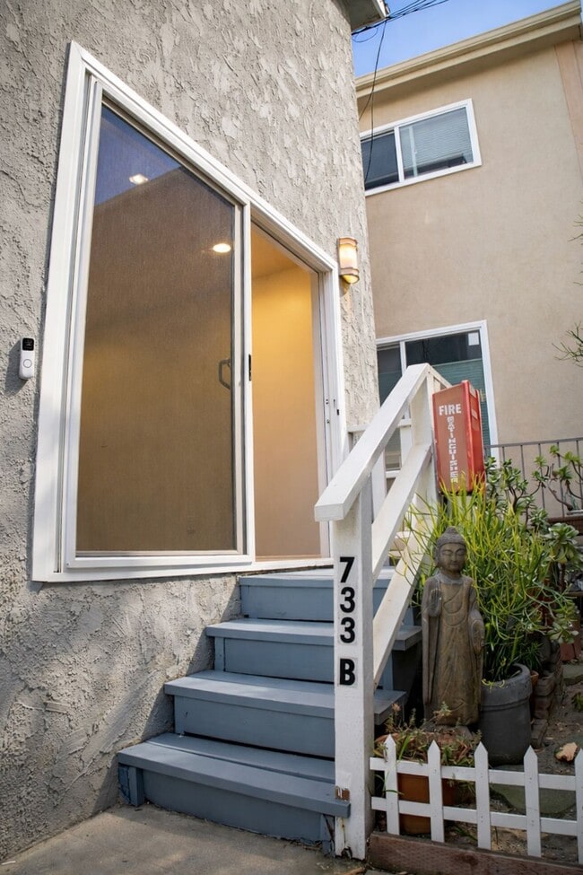 Building Photo - 733 Manhattan Beach Blvd