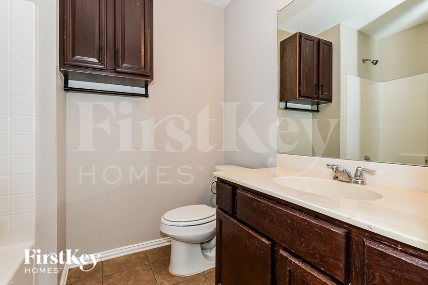 Building Photo - 1818 Willowbrook Dr