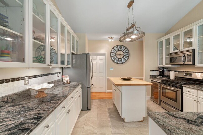 Building Photo - ***Amazing opportunity to rent this beauti...