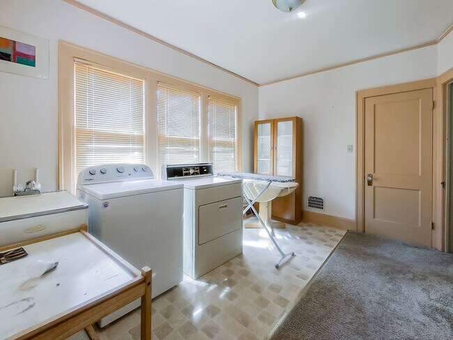 Building Photo - Welcome to this beautiful 2 bedroom, 2 bat...
