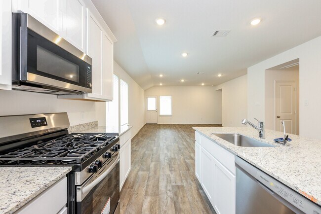 Building Photo - 3027 Lake Crest Dr