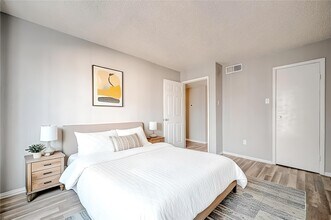 Building Photo - 2818 S Bartell Dr