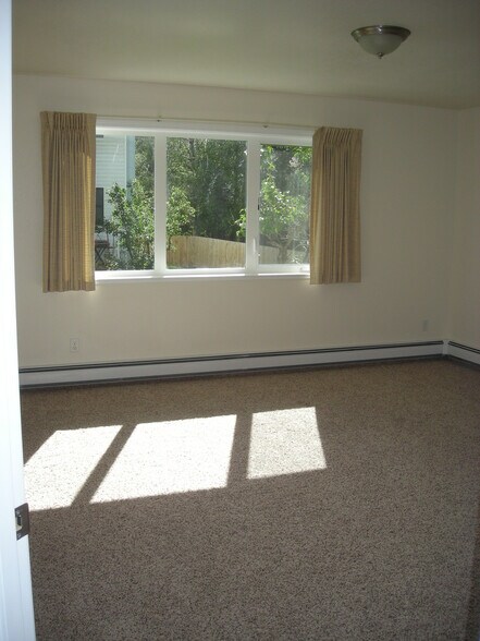 Building Photo - 712 W 47th Ave