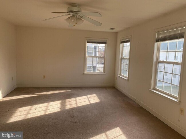 Building Photo - 1017 Llano Dr