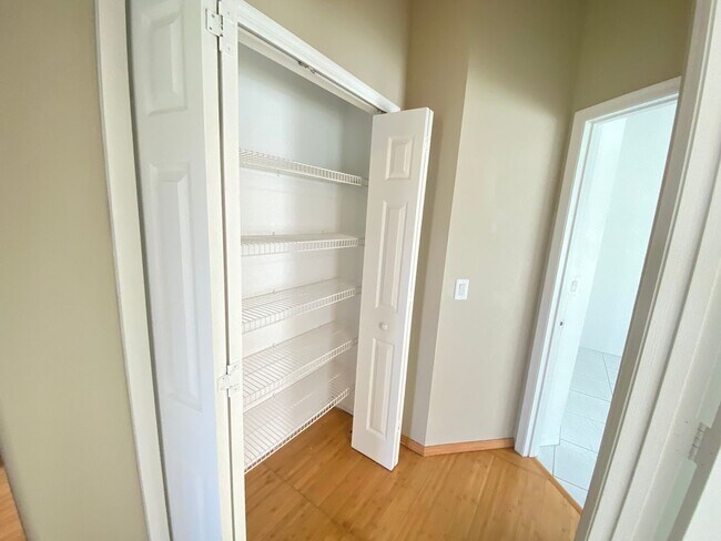 Building Photo - Beautiful Spacious 4 Bedrooms 2 Bathrooms ...