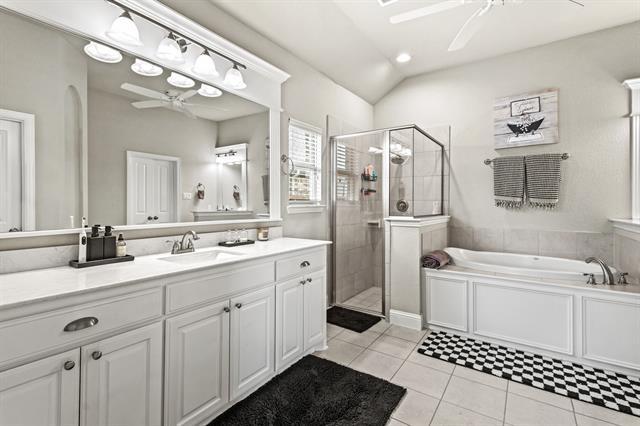 Building Photo - 3206 Woodford Dr