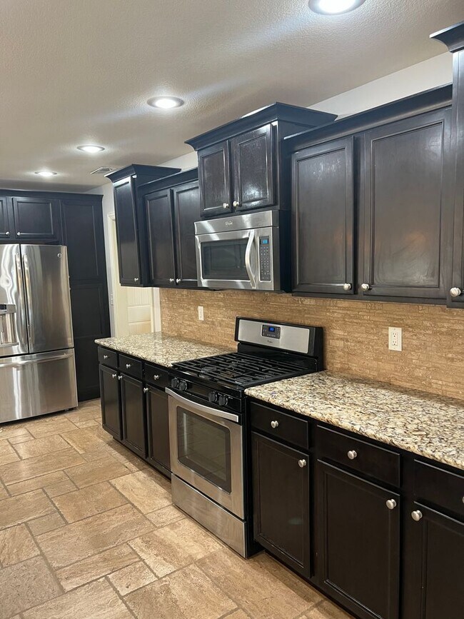 Building Photo - 3 bedroom, 2 bathroom, 2 car garage, single family home located on the south of town