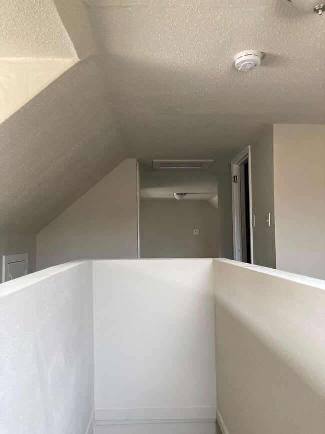 Building Photo - 3 Bedroom 2 Bathroom East Side Home