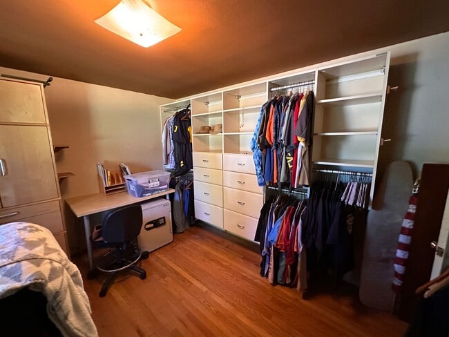 Building Photo - Cozy & Convenient 2-Bedroom Home with Larg...