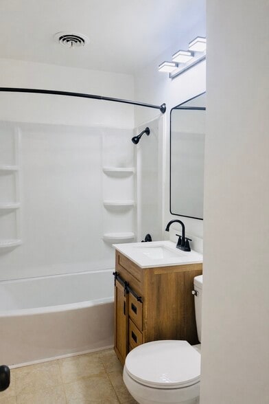 Building Photo - 2122 Sun Cir