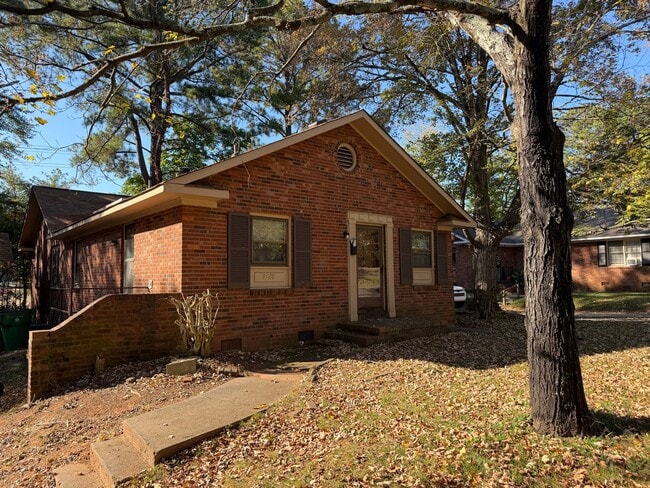 Building Photo - Beautifully Updated Two Bedroom Duplex