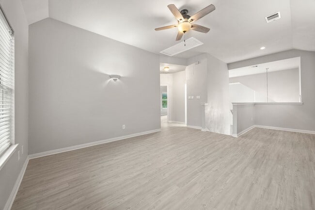 Building Photo - Spacious 3 Bed, 2.5 Bath in Prime Lakeway Location
