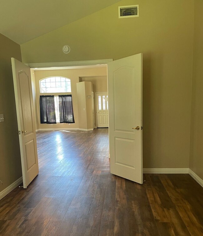 Building Photo - Wonderful home located in the Dominion Com...