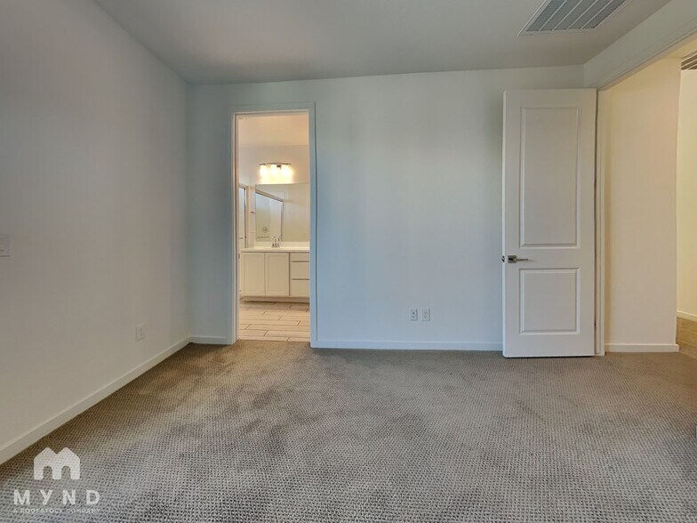 Building Photo - 901 S Smith Rd