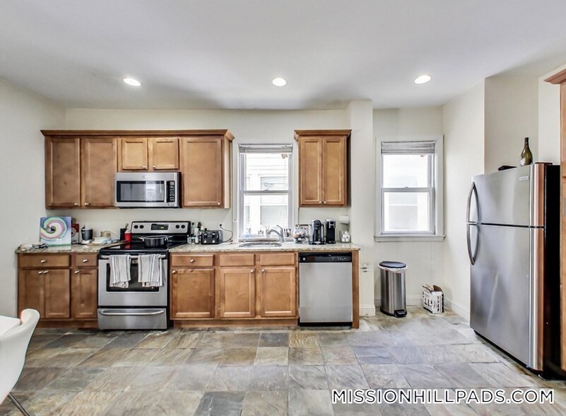 Building Photo - 47 Hillside St