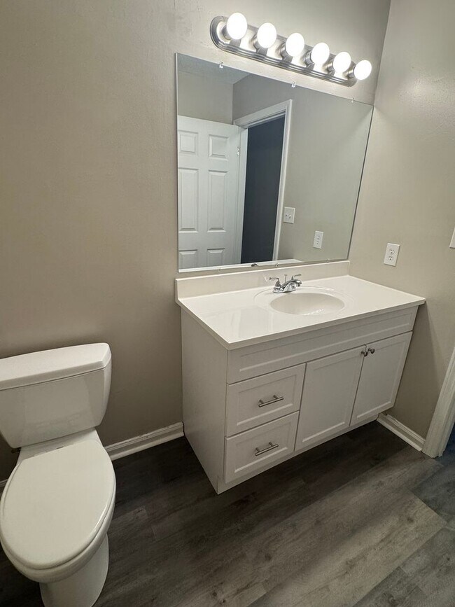 Building Photo - Gorgeous 3 bedroom home recently upgraded