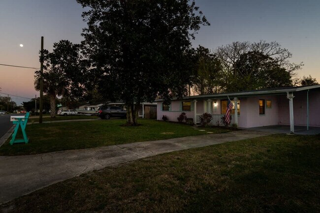 Building Photo - 106 N 17th Ave S