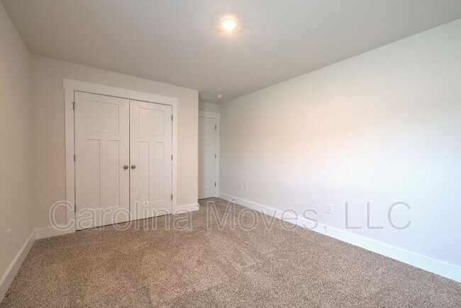 Building Photo - 208 Pewter Cir