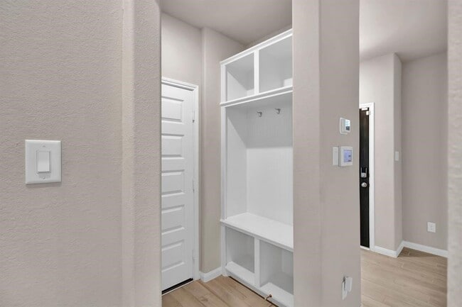 Building Photo - 16012 Oregon Oak Dr