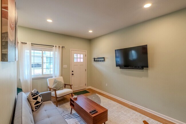 Building Photo - 335 Taylor-Mid-Term Rental