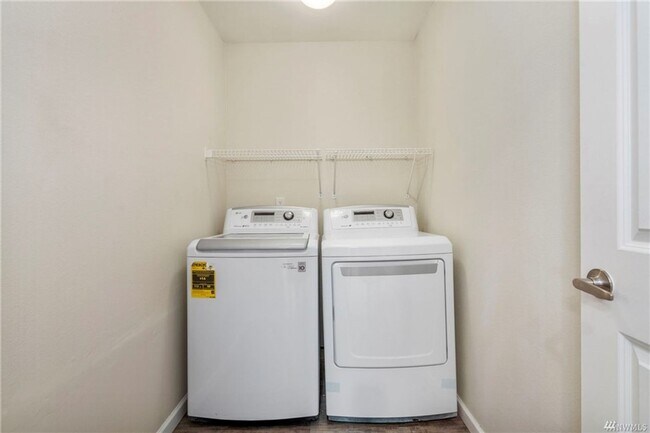 Building Photo - Charming 2 Bed 2 Bath Condo in Sought After Redmond
