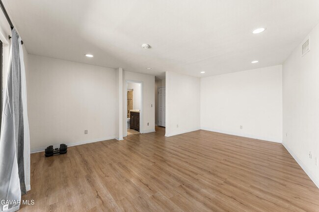 Building Photo - 1055 Lakeview Dr