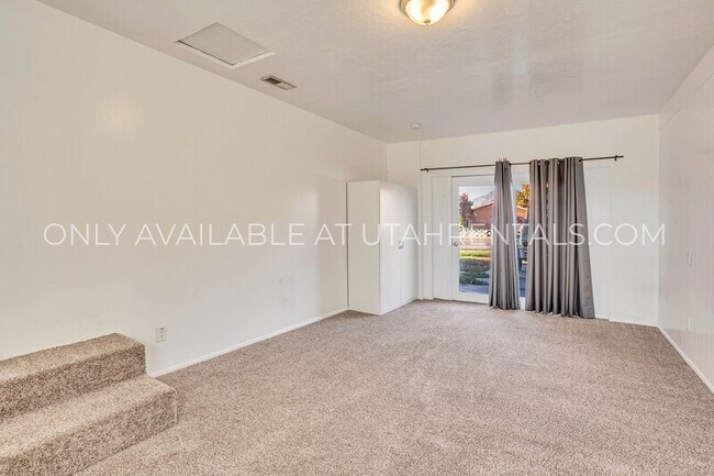 Building Photo - 360 E 400 S