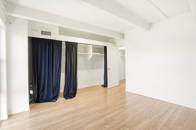 Building Photo - Spacious Cap Hill Condo with Garage Parking