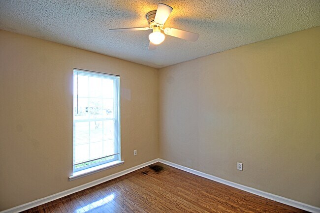 Building Photo - 948 Wedgewood Way