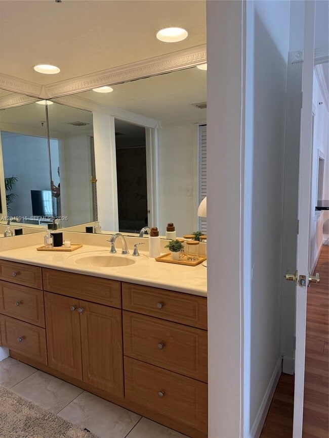 Building Photo - 520 Brickell Key Dr